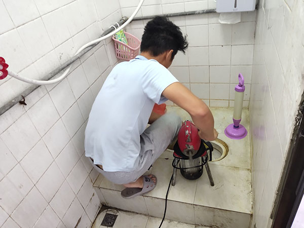 澧县管道堵塞冒臭气 专业师傅现场解决问题