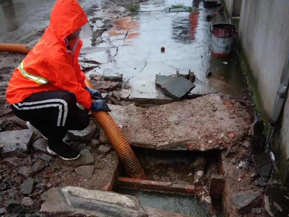 澧县专业清理污水池 炜誉市政以规范流程守护城市 “肠道”